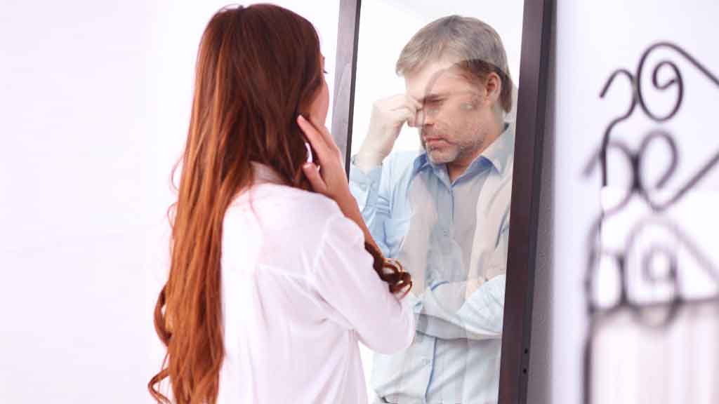 امرأة ترى حبيبها في المرآة